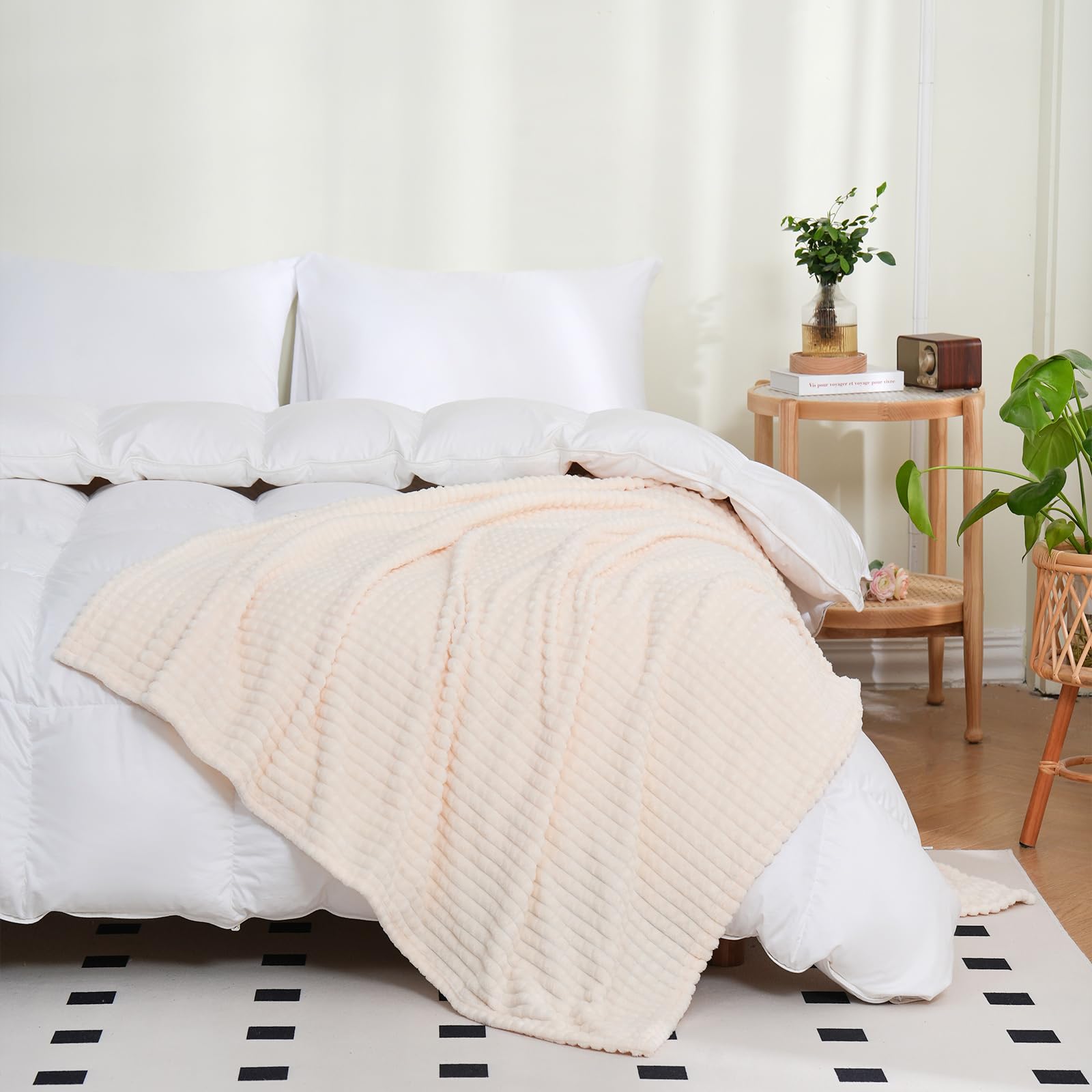 Amazon｜クリームホワイトスローブランケット 50インチ × 70インチ